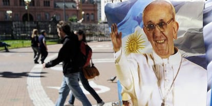 Un cartel muestra al papa Francisco en Buenos Aires. 