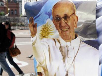 Un cartel muestra al papa Francisco en Buenos Aires. 