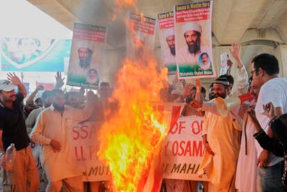 Varios manifestantes paquistaníes queman una bandera de EEUU en protesta contra el ataque estadounidense que acabó con la vida del líder de Al Qaeda, Osama bin Laden, en Multan (Pakistán).