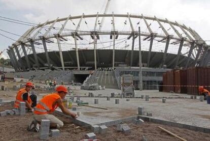 Vista general de la construcción del nuevo estadio de fútbol para la Eurocopa 2012 en Kiev, Ucrania.