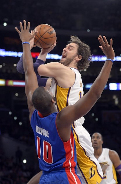 Monroe intenta frenar la penetración de Pau Gasol.