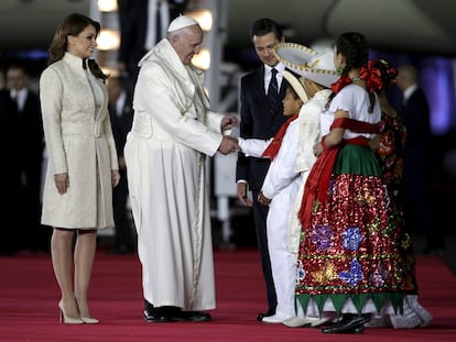 El Pontífice es recibido en el hangar presidencial del aeropuerto de la Ciudad de México por el presidente mexicano Enrique Peña Nieto y la primera dama Angélica Rivera. Un grupo de niños también le dan la bienvenida.