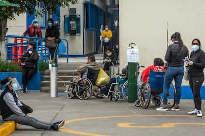Varias personas esperan a las afueras de un hospital en Lima, Perú, en mayo de 2020.