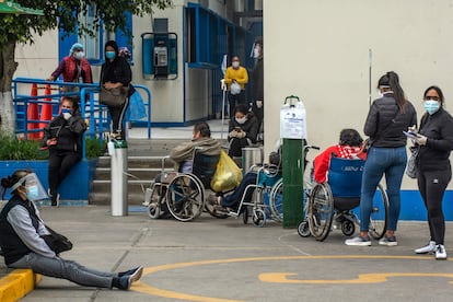 Cola fuera de un hospital en Lima, Perú.