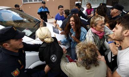 Activistas intentan impedir el paso de la furgoneta con los restos de Excalibur.