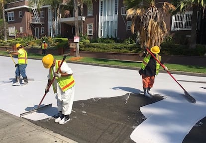 Trabajadores del Ayuntamiento de Los Ángeles pintan algunas calles de blanco para rebajar la temperatura en 2017.