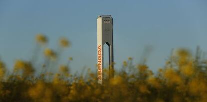 Torre de una planta solar de Abengoa en Sanl&uacute;car la Mayor (Sevilla). 