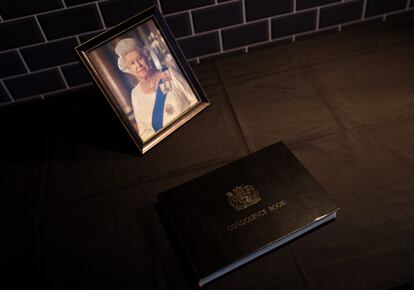 Libro de condolencias e imagen de la reina Isabel II, en la Embajada del Reino Unido en Madrid.