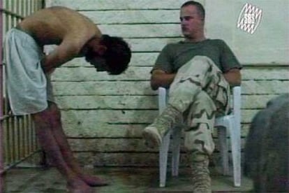 Imágenes de malos tratos a presos iraquíes de Abu Ghraib difundidas ayer por la televisión australiana SBS.
