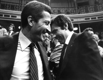 Junio de 1977. Los líderes de los dos grupos mayoritarios, Adolfo Suárez (UCD), izquierda, Felipe González (PSOE) cruzan una sonrisa en la primera sesión de las Cortes Constituyentes.