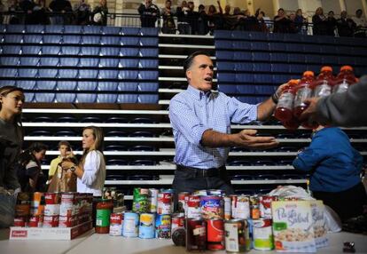 Mitt Romney recibe víveres en un acto en Kettering, Ohio.