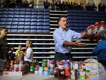 Mitt Romney recibe v&iacute;veres en un acto en Kettering, Ohio.