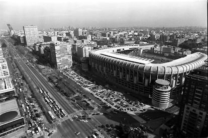 Con las nuevas gradas, por exigencia de la UEFA en 1997, el aforo del estadio pasó de 106.000 a 86.000 espectadores.