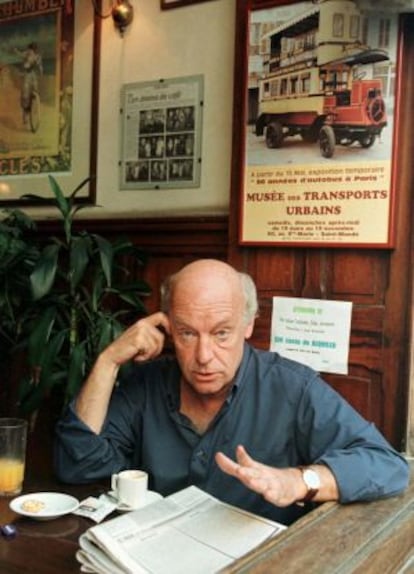 El escritor, en el Café Brasilero, en Montevideo.