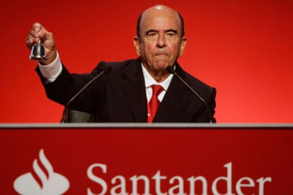 Emilio Botín anuncia el inicio de la junta con una campana.