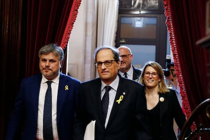 Els diputats de Junts per Catalunya, d'esquerra a dreta, Albert Batet, Quim Torra, Eduard Pujol i Elsa Artadi arriben a l'hemicicle del Parlament.