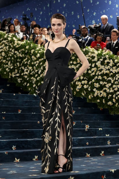 Bee Carrozzini, hija de Anna Wintour, de negro y dorado con este modelo de Givenchy.