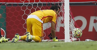 Claudio Bravo después del segundo gol