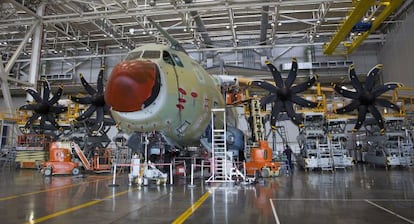 Un avi&oacute;n A400M, en una de las fases de montaje en la factor&iacute;a de Airbus Military en Sevilla.