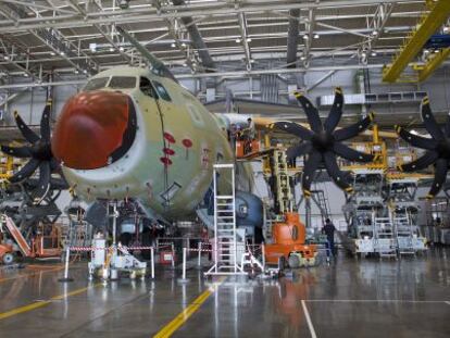 Un avi&oacute;n A400M, en una de las fases de montaje en la factor&iacute;a de Airbus Military en Sevilla.