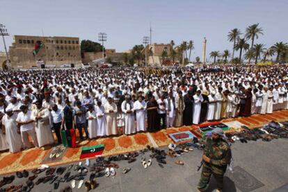 Miles de personas rezan en la céntrica plaza de los Mártires (antes plaza Verde), el pasado viernes en Trípoli.