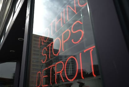 Un neón reza “Nada puede con Detroit”.