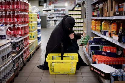 Ayah, vestida con 'niqab' e integrante del grupo Mujeres que Dialogan, realiza la compra en un supermercado local de Copenhague (Dinamarca), el 21 de julio.
