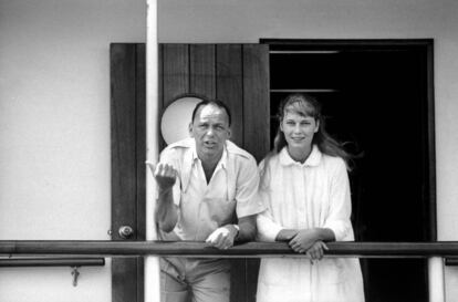 Frank Sinatra y Mia Farrow fotografiados en 1965, un año antes de casarse. Él tenía 50 años, ella 20.