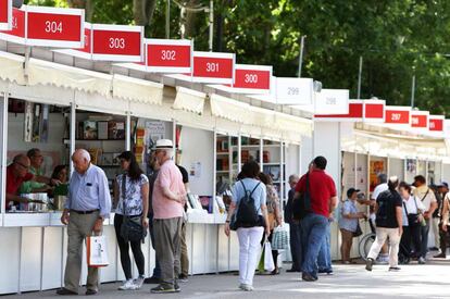 Asistentes a la Feria del Libro de Madrid de 2017. 