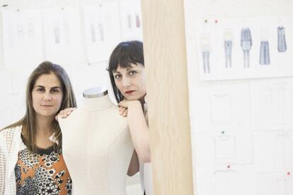 M&oacute;nica Mosquera (izquierda) y Mar&iacute;a Almaz&aacute;n, en la sede de Latitude en Santiago.