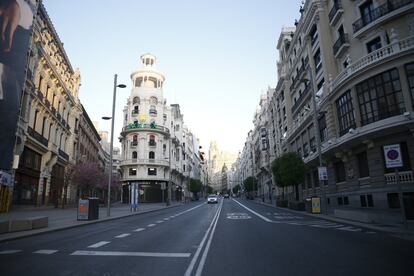 Vista de la calle de Alcalá, casi vacía de tráfico esta mañana de Sábado Santo y sin transeúntes.