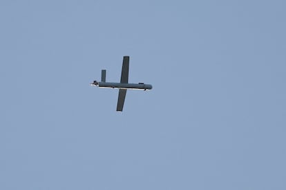 Un dron de Hezbolá momentos antes de ser interceptado por un caza israelí.