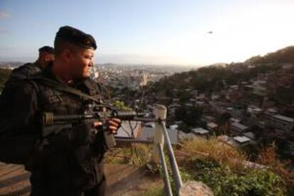 Un policía de Río de Janeiro vigila las 12 comunidades del Complejo de favela de Lins y Camarista Méier en Río de Janeiro. EFE/Archivo