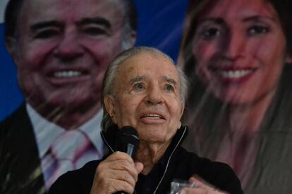 El expresidente Carlos Menem durante un acto de campaña en la Rioja.