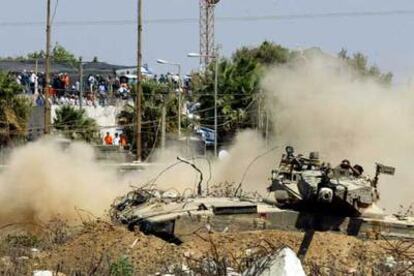 Un carro de combate israelí apunta hacia la ciudad palestina de Deir al Balah mientras se evacua el asentamiento de Kafar Darom.