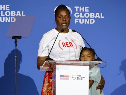 Connie Mudenda, con su hija Lubona Manasseh Nsonje, explica a los líderes del mundo la importancia de aportar recursos al Fondo Mundial para la tuberculosis, la malaria y el VIH.