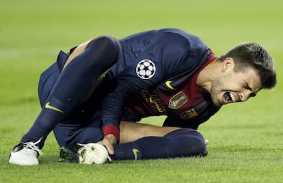 Piqué se duele sobre el césped.