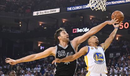 Pau Gasol tapona a Stephen Curry, en el Warriors-Spurs.