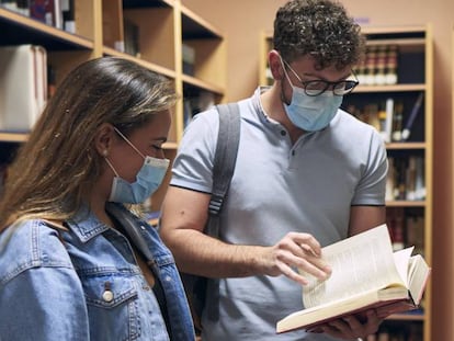 Dos estudiantes en una biblioteca.