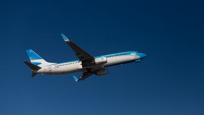 Un avión de Aerolíneas Argentinas despega desde el aeropuerto de Buenos Aires, en junio de 2022.