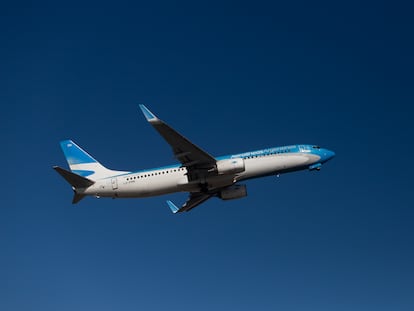 Un avión de Aerolíneas Argentinas despega desde el aeropuerto de Buenos Aires, en junio de 2022.