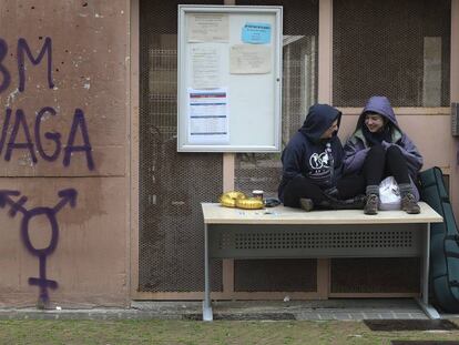 Dues estudiants durant la vaga del 8-M.