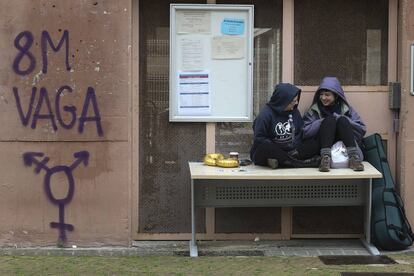 Dues estudiants durant la vaga del 8-M.