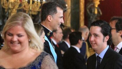 Catalina Hoffmann en la proclamaci&oacute;n de Felipe VI; detr&aacute;s, Francisco Nicol&aacute;s G&oacute;mez.