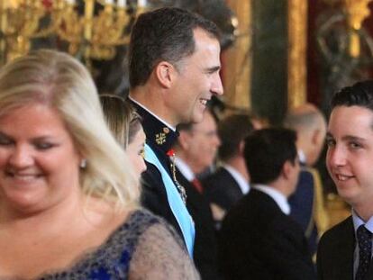 Catalina Hoffmann en la proclamaci&oacute;n de Felipe VI; detr&aacute;s, Francisco Nicol&aacute;s G&oacute;mez.