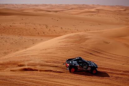 
El piloto español Carlos Sainz hizo este martes historia al acabar primero en la tercera etapa del Dakar de la mano de Audi. Es el primer triunfo de la marca alemana, que se estrena esta temporada en el rally raid más exigente. La primera victoria también para un vehículo de la categoría T1-Ulimate, impulsado por energía eléctrica. Por su parte, Nasser Al-Attiyah, que cruzó la meta cinco minutos y 10 segundos por detrás de Sainz, se mantiene como líder en la clasificación general y amplía su ventaja sobre Sébastien Loeb, al que le ha sumado 28 minutos más de distancia. 