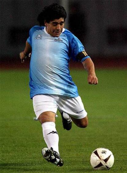 Maradona se dispone a golpear la pelota durante un partido de exhibición.
