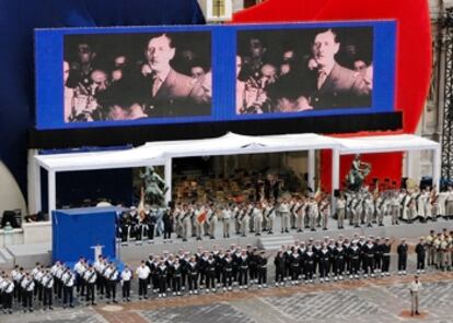 Una pantalla muestra imágenes del general De Gaulle durante la ceremonia que conmemoró la liberación de París.