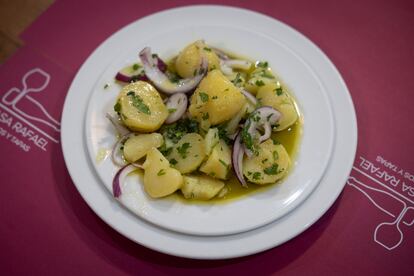Ración de papas 'aliñás', en Casa Rafael (Cádiz).