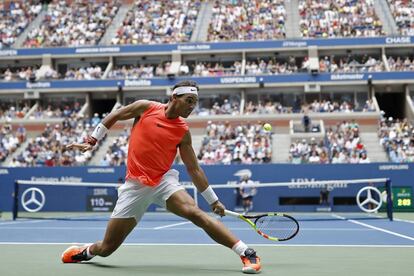 Nadal devuelve la pelota de revés durante el partido contra Basilashvili.